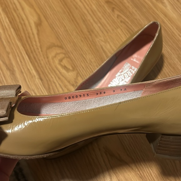 SALVATORE FERRAGAMO Vara Pump - Picture 3 of 5